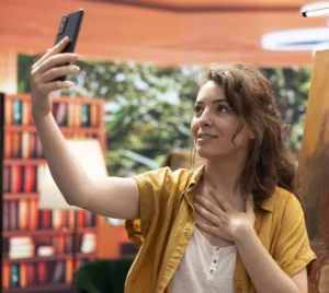 Femme se prend en selfie dans son atelier